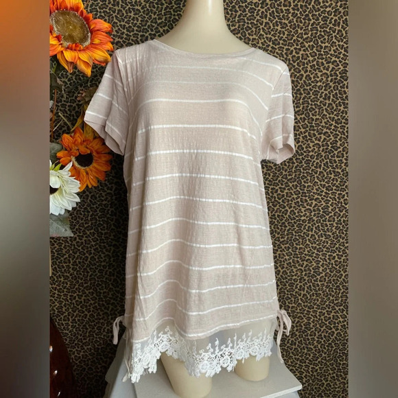 Doe & Rae Tops - 🌴3/$30🌴DOE & RAE Taupe Striped Top with Embroidered Lace Trim NWT